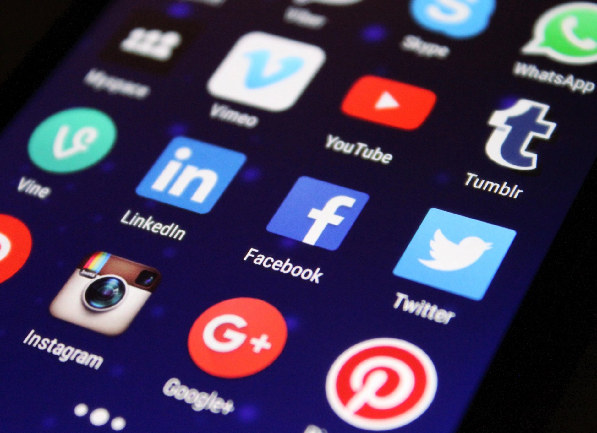 Agence MMCréation | À quoi servent les réseaux sociaux ?